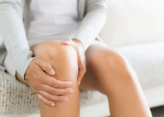 Tràn dịch khớp gối có nguy hiểm không? tràn dịch khớp gối uống thuốc gì